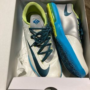 Very comfortable Nike sneakers ! Brand new , never been worn .